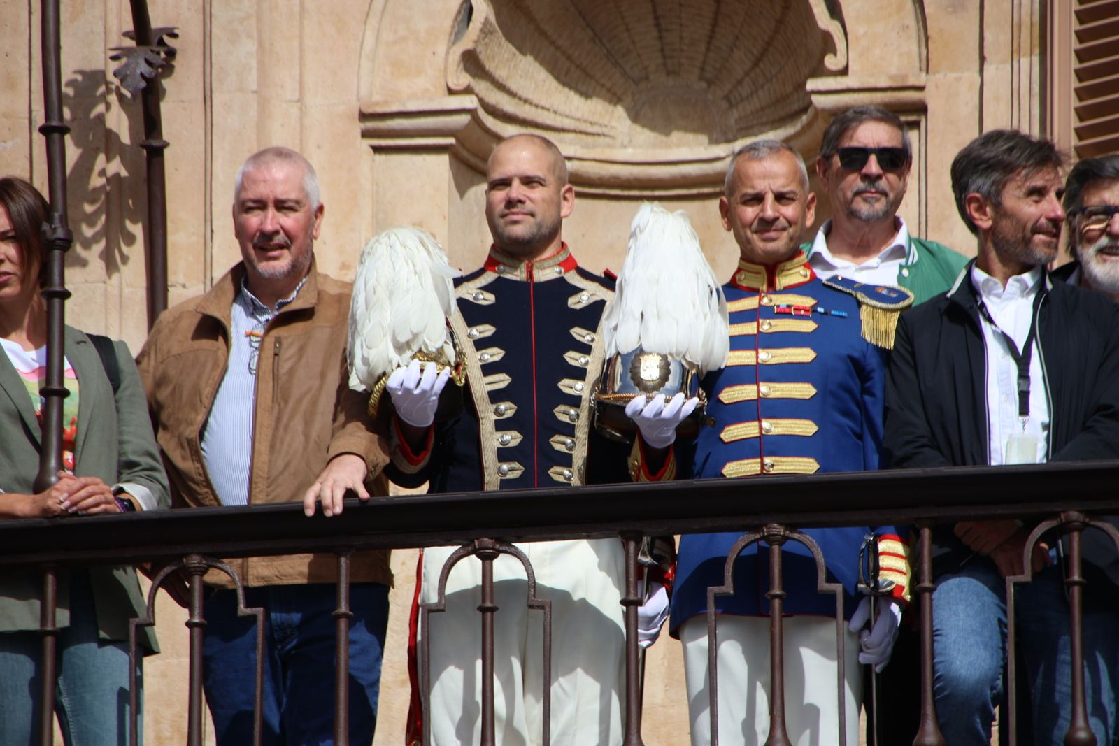 El alcalde de Salamanca, Carlos García Carbayo, recibe miembros y antiguos  miembros de la Escolta de Gran Gala de la Policía Local