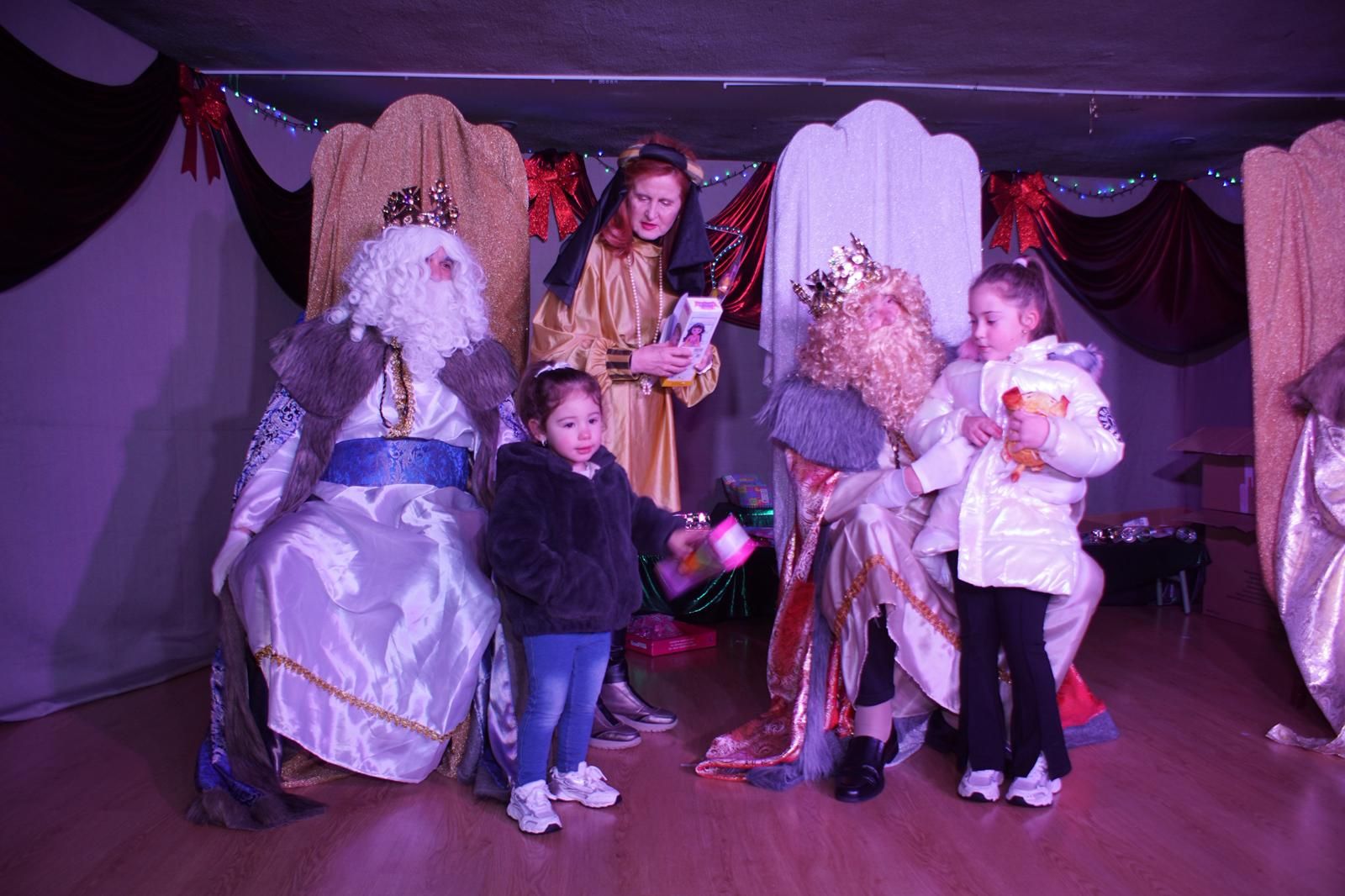 Los Reyes Magos reciben las cartas de los niños de El Encinar