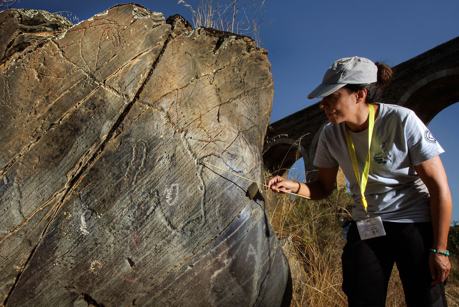 Vicente - En la imagen gran marmita gigante decorada con grabados que asocian équidos y un gran bóvido como figura predominante, en el centro de la composición, realizados con técnica de piqueteado. Grabados del Paleolítico superior de entre 17000 y 20000 años de antigüedad. Vicente - En la imagen gran marmita gigante decorada con grabados que asocian équidos y un gran bóvido como figura predominante, en el centro de la composición, realizados con técnica de piqueteado. Grabados del Paleolítico superior de entre 17000 y 20000 años de antigüedad.