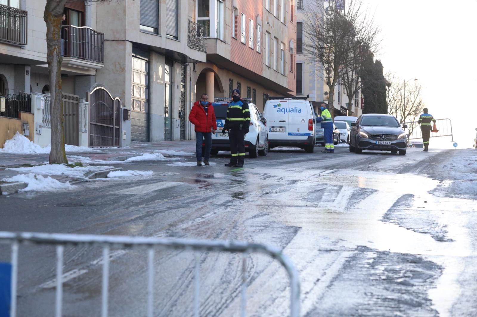 Reventón de tuberías en la calle Teso de la Feria