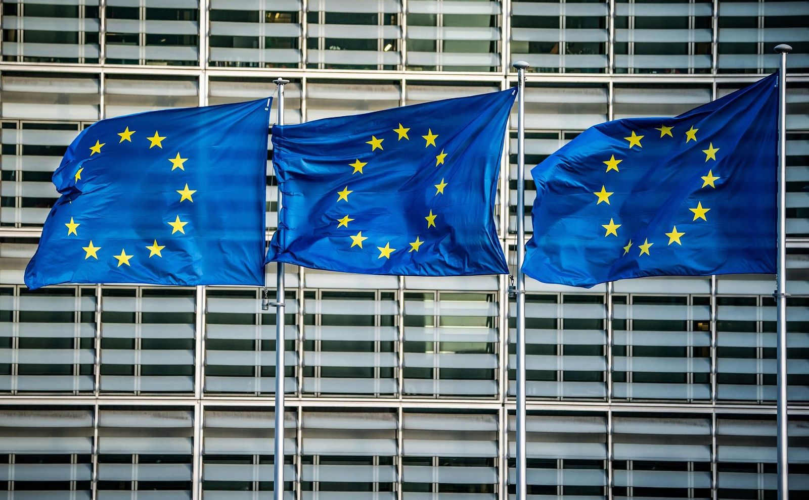 Archivo - Banderas de la UE en Bruselas - Michael Kappeler/dpa - Archivo