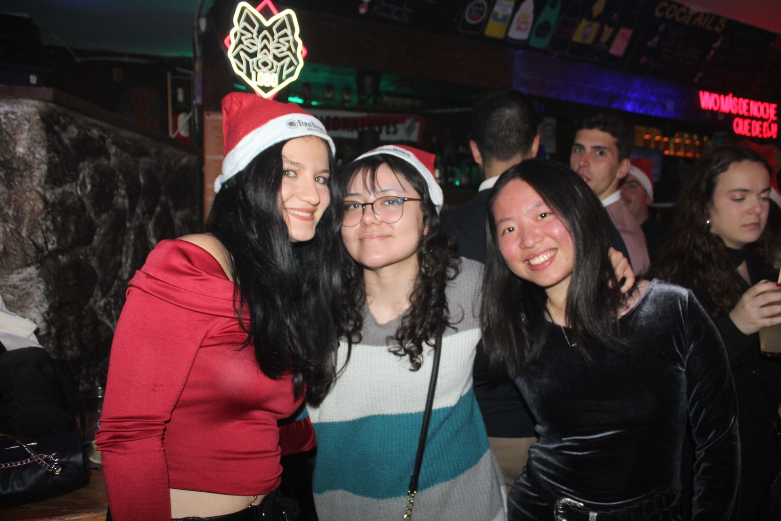 El Fin de Año Universitario continua por los bares de la capital del Tormes tras las doce campanadas