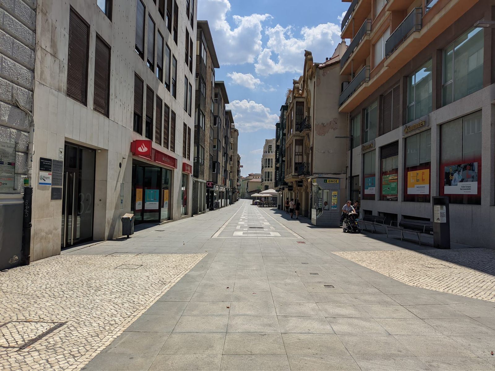 Imagen de la calle Santa Clara desierta por el intenso calor