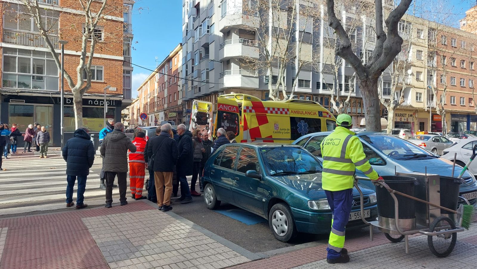 Viandantes y el servicio sanitario en torno al lugar de los hechos