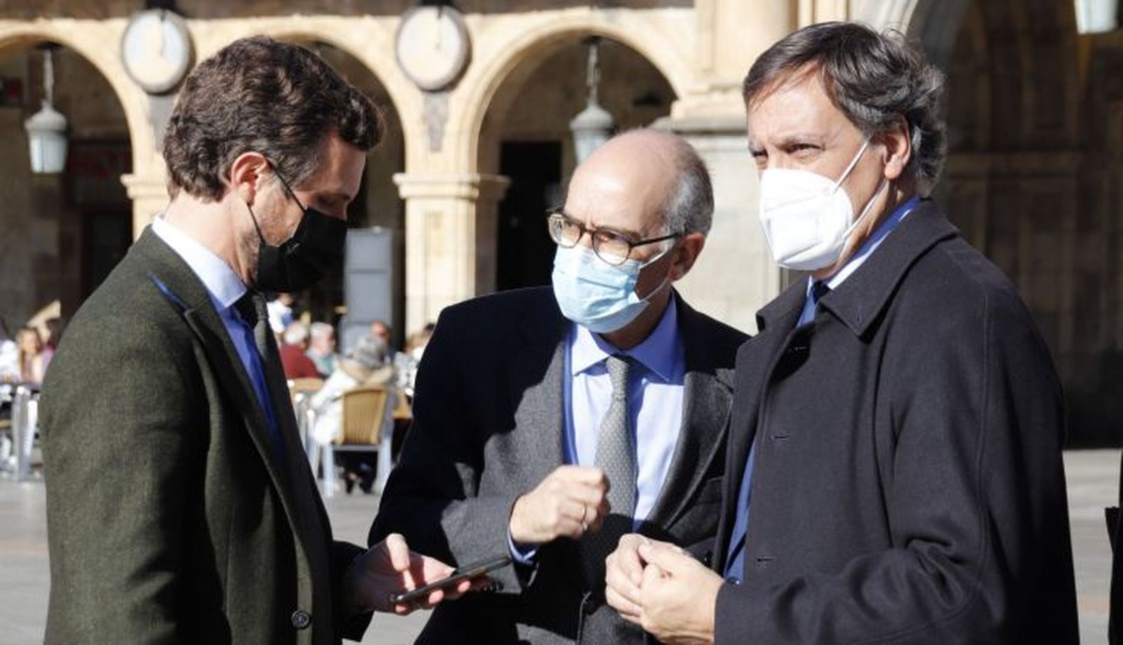 Pablo Casado paseando por las calles de Salamanca | Fotos: Andrea M