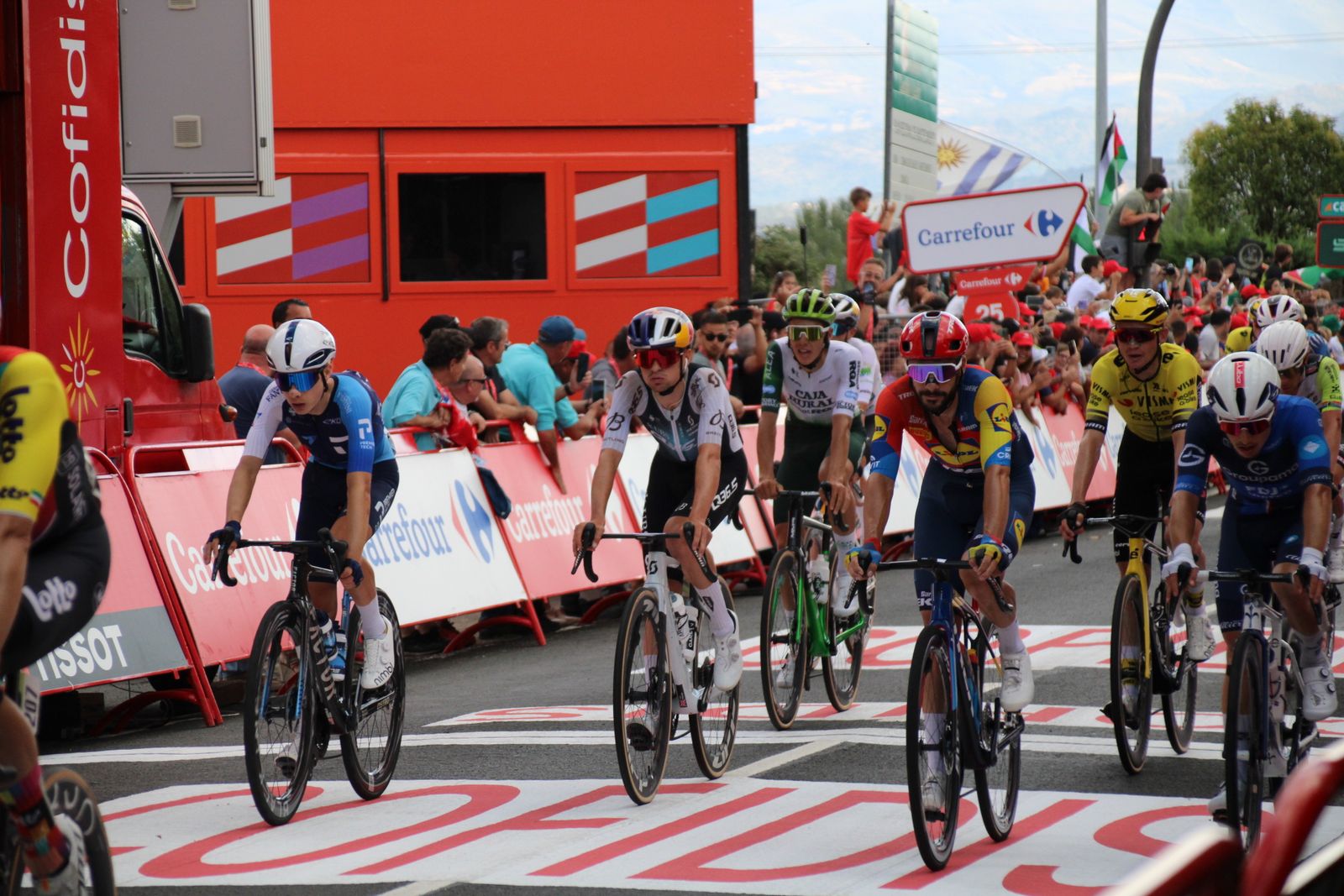 La Vuelta llega a Guijuelo y Philipsen se lleva el esprint