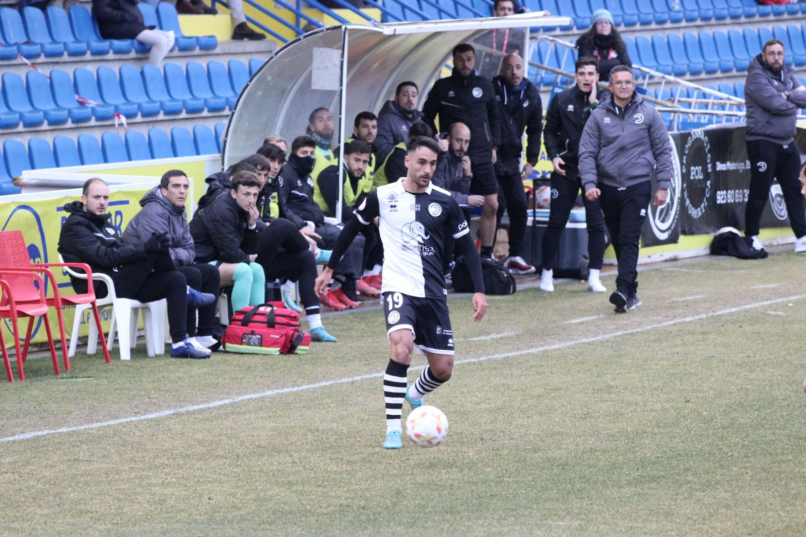 Dani Ponz sigue una jugada de Chapela ante el Sanse | FOTO SALAMANCA24HORAS.COM