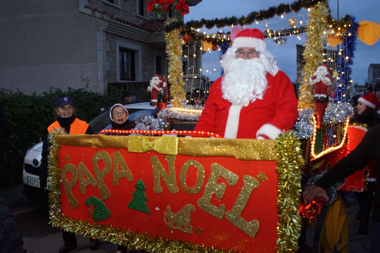 Papá Noel recorre las calles de Alba de Tormes y entrega regalos a los niños
