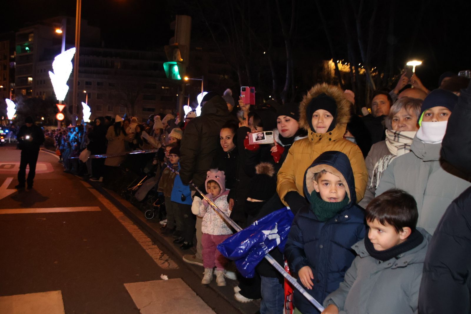 Niños y mayores viven con ansia el paso de la Cabalgata de Salamanca 2026
