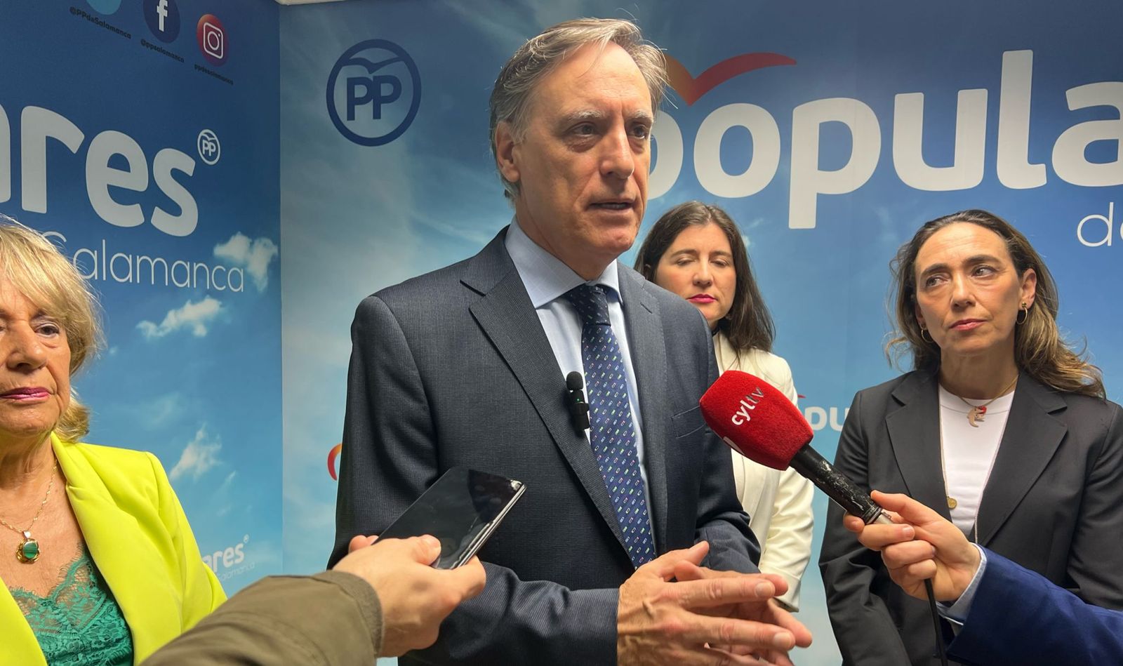 El presidente del PP de Salamanca, Carlos García Carbayo atendiendo a los medios de comunicación