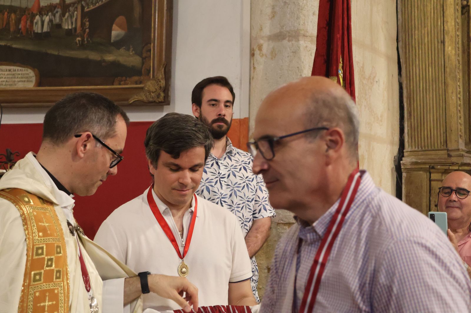 entrada-de-nuevos-hermanos-de-la-cofradia-de-la-concha-17