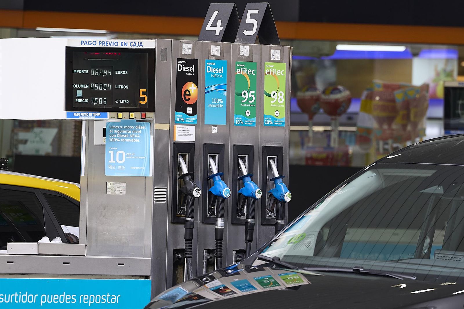 Surtidores de una gasolinera. Jesús Hellín. Europa Press. Archivo