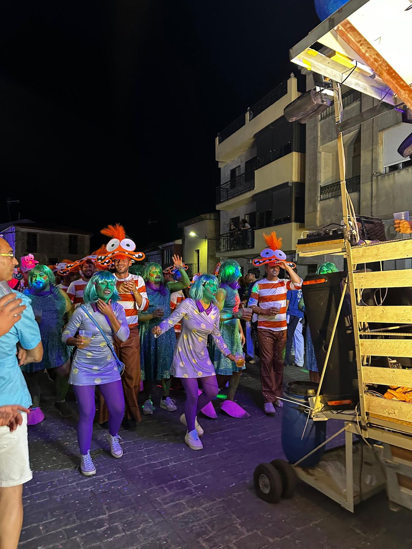 El desfile de carrozas de Aldeadávila vuelve a llenar de luz y color las calles en sus fiestas