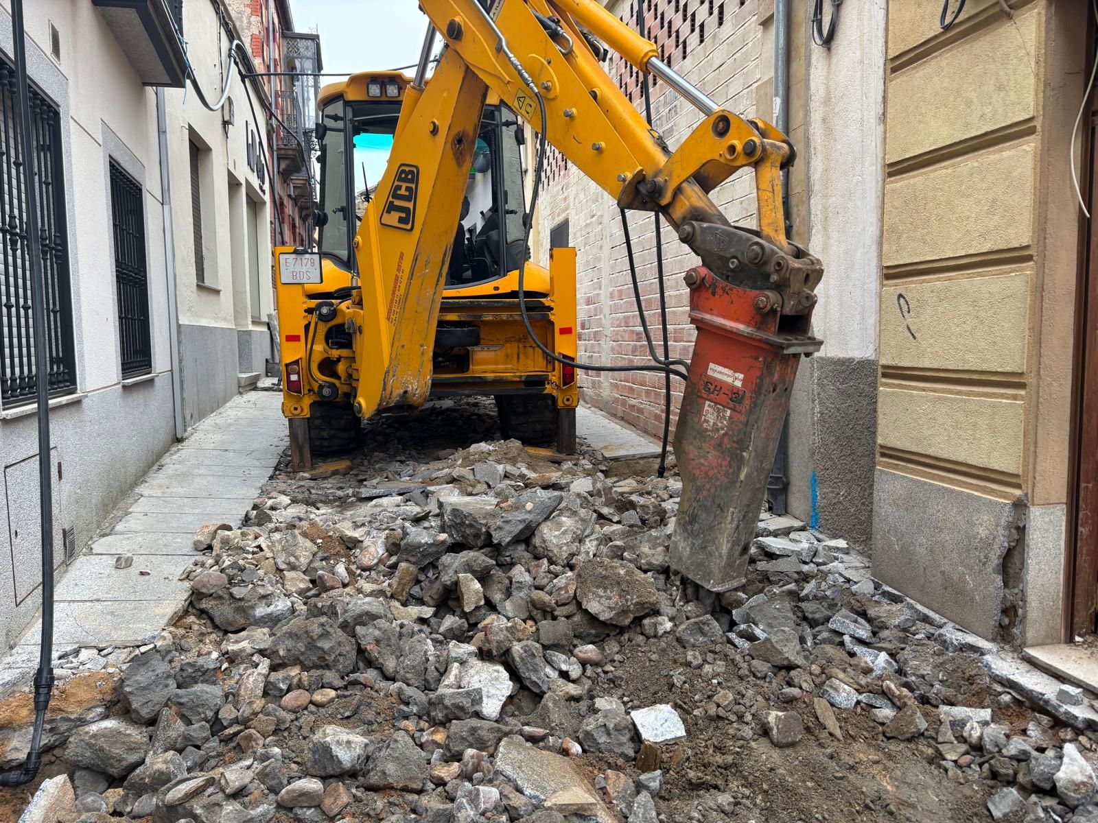 Obras de renovación de pavimentación en la calle Manterola en Alba de Tormes Obras de renovación de pavimentación en la calle Manterola en Alba de Tormes