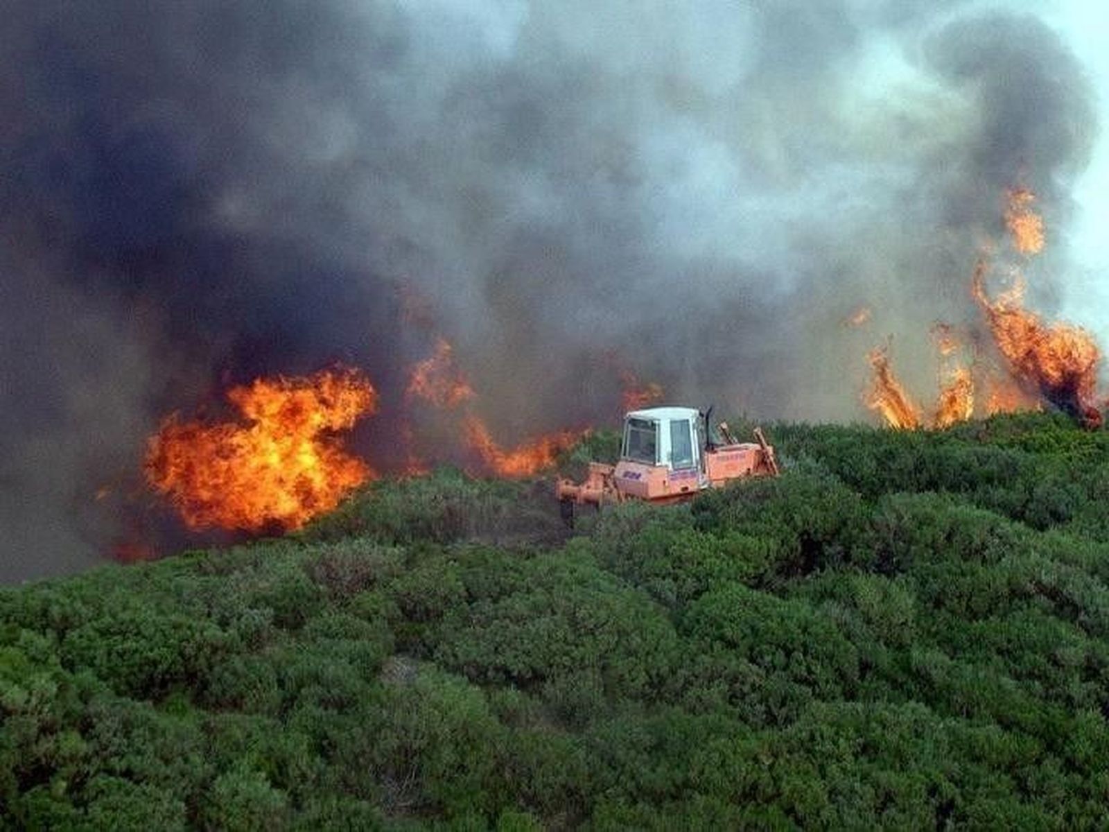 La carretera de Béjar a El Barco de Ávila, cortada por un incendio forestal La carretera de Béjar a El Barco de Ávila, cortada por un incendio forestal