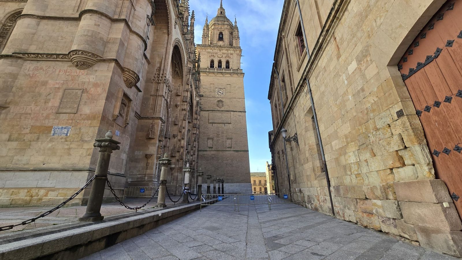 Cae la cabeza de una gárgola de la fachada de la Catedral de Salamanca
