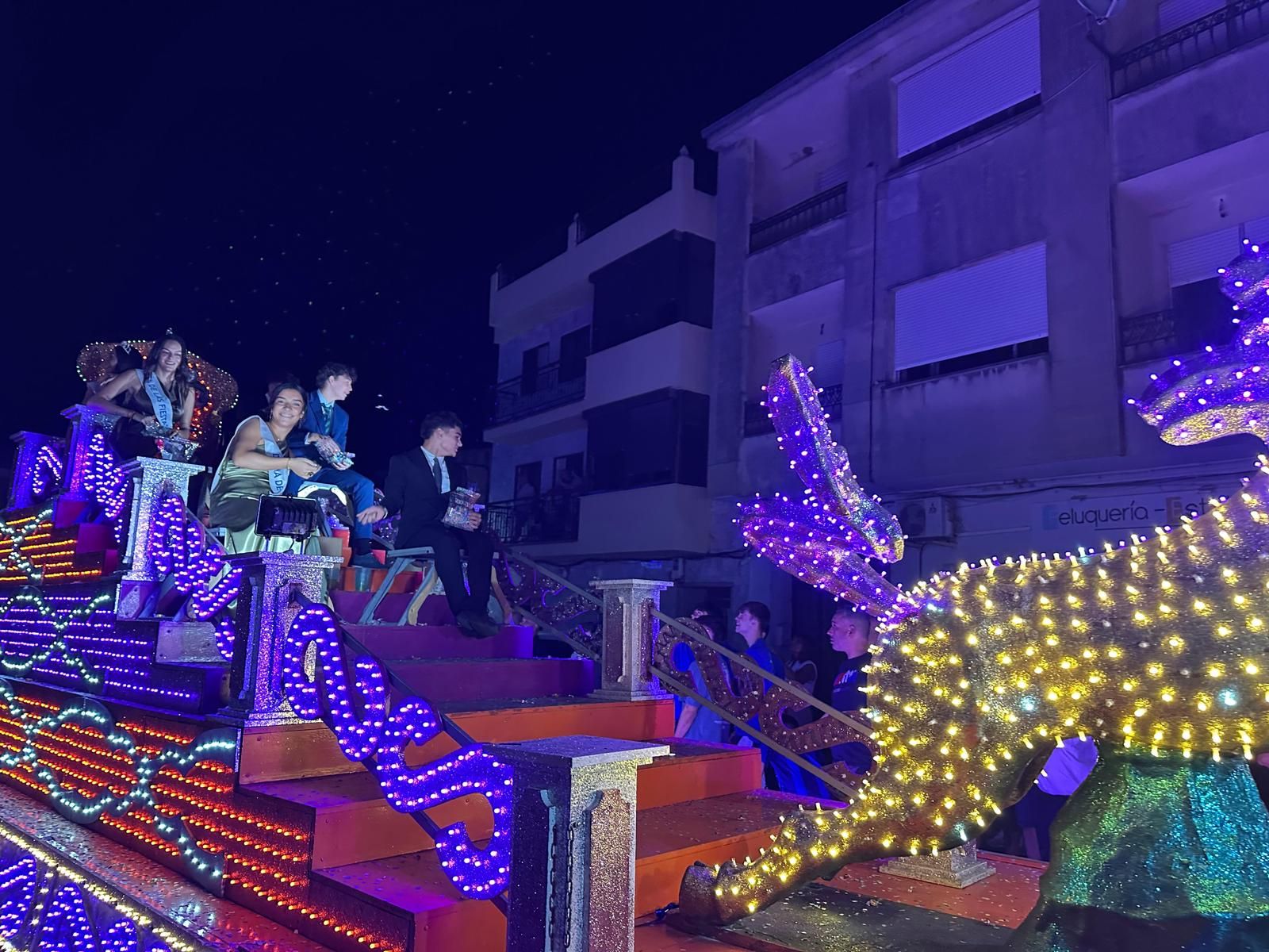 El desfile de carrozas de Aldeadávila vuelve a llenar de luz y color las calles en sus fiestas