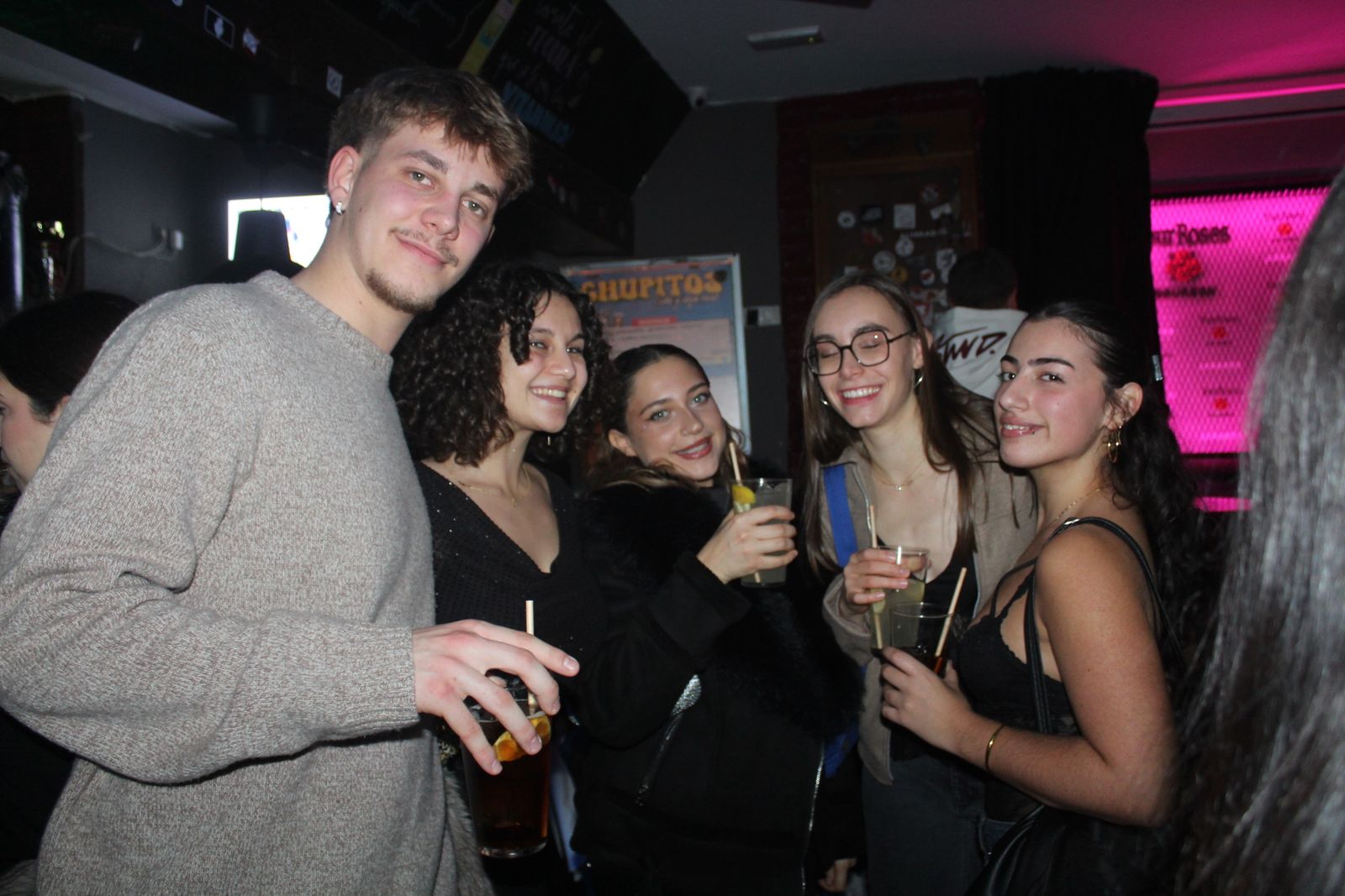 El Fin de Año Universitario continua por los bares de la capital del Tormes tras las doce campanadas