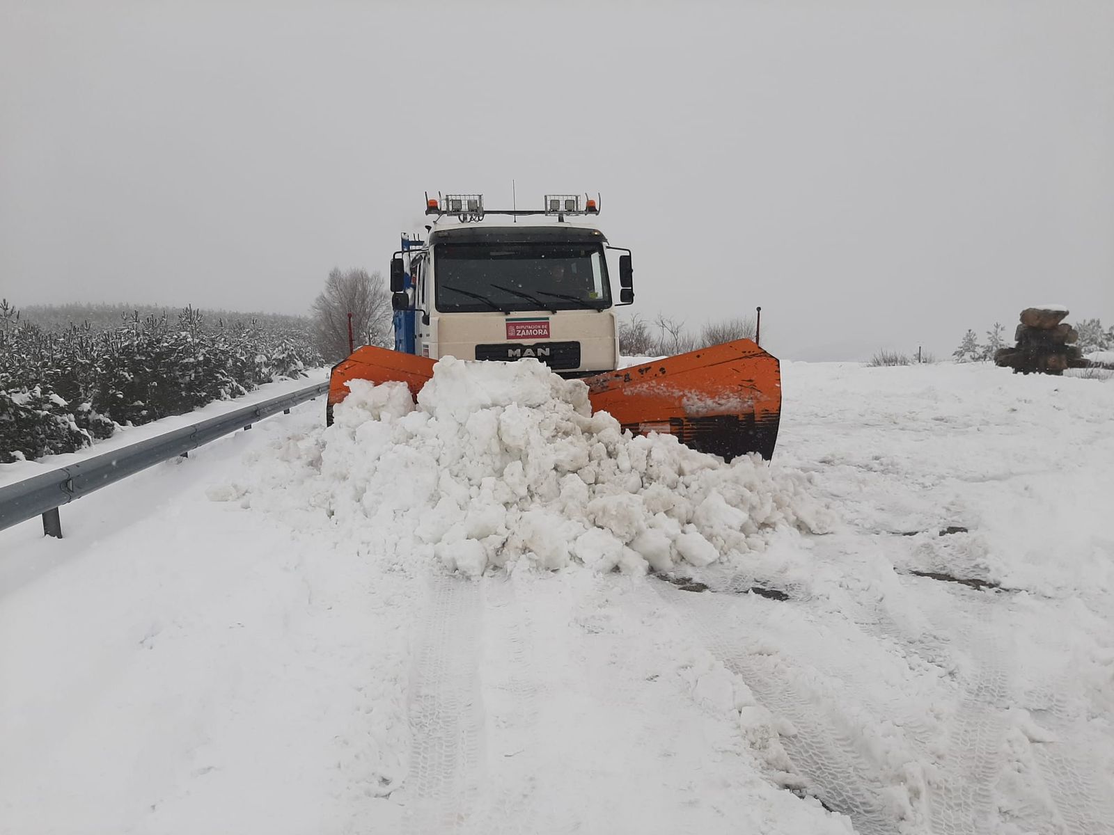 Imagen de una quitanieves en el Alto de Vizcodillo
