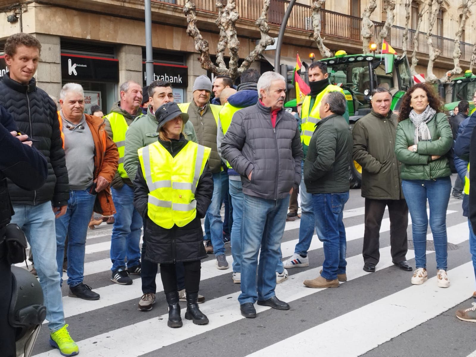 Ganaderos presentes en la protesta frente a la Subdelegación del Gobierno. Foto Andrea M.