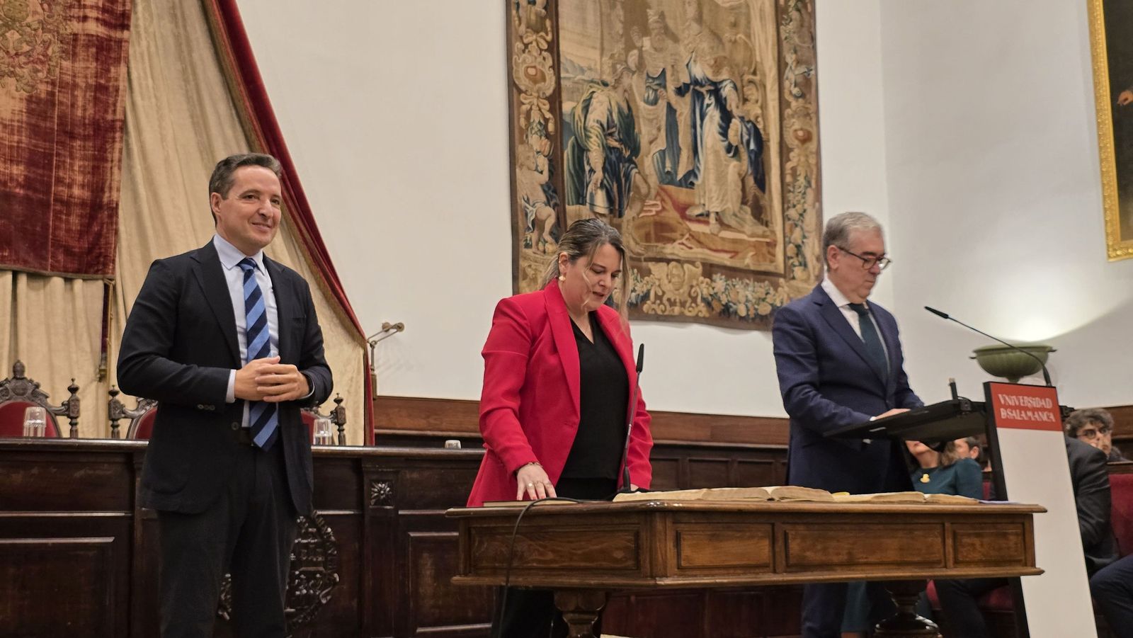 El rector de la Universidad de Salamanca preside el acto de toma de posesión de nuevos cargos académicos y del personal docente e investigador