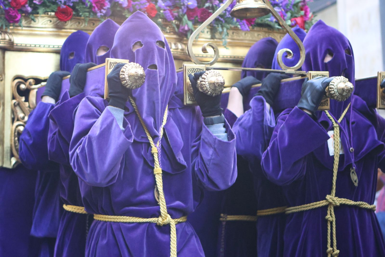 Jesús Rescatado procesiona en Salamanca con su nueva túnica y la atenta mirada de cientos de fieles