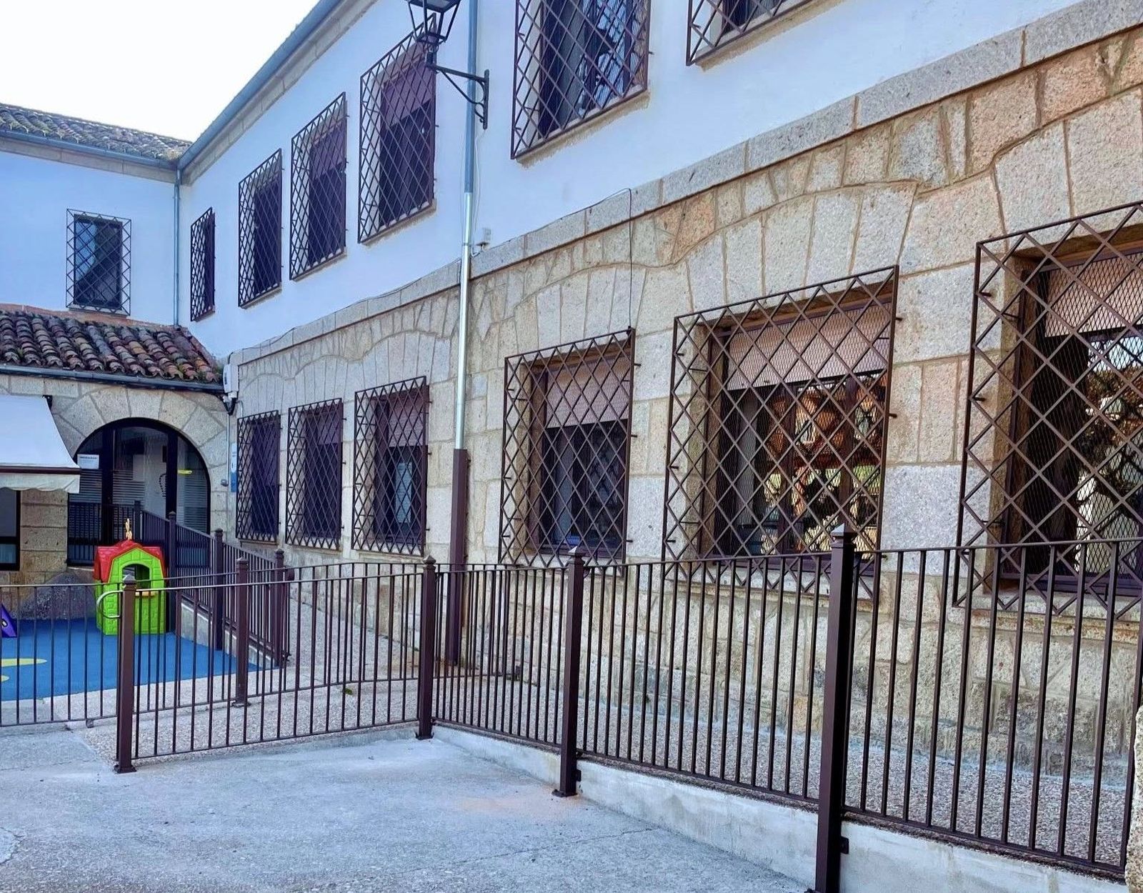 Nuevo acceso a la biblioteca de Ledesma