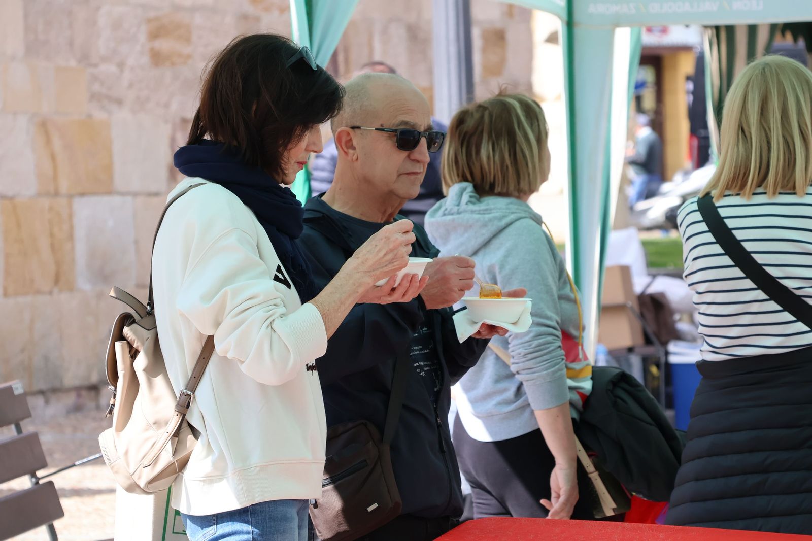 GALERÍA | Decenas de zamoranos disfrutan de las sopas de ajo más solidarias