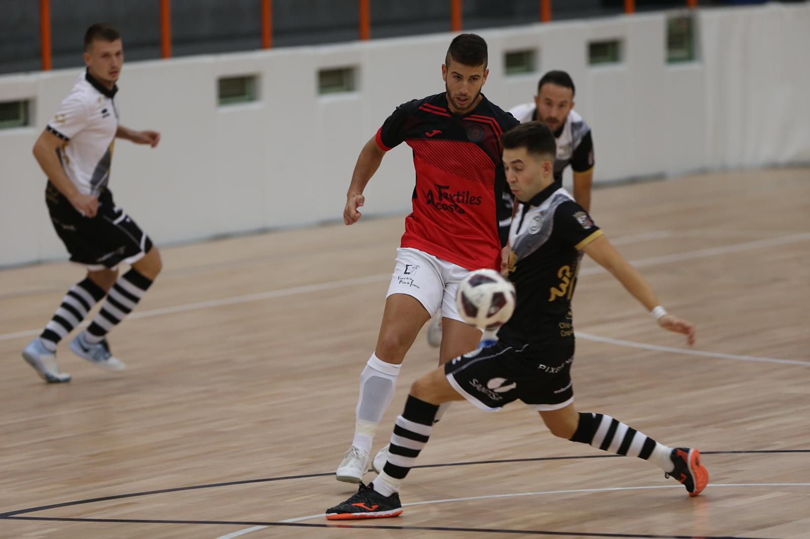 Un jugador del Tres Columnas da un pase en La Alamedilla / FOTO SALAMANCA24HORAS.COM