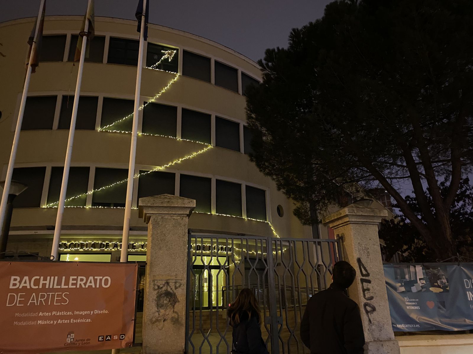 Una flecha que apunta al cielo: el emotivo homenaje de la Escuela de Arte a Ricardo Flecha por Navidad