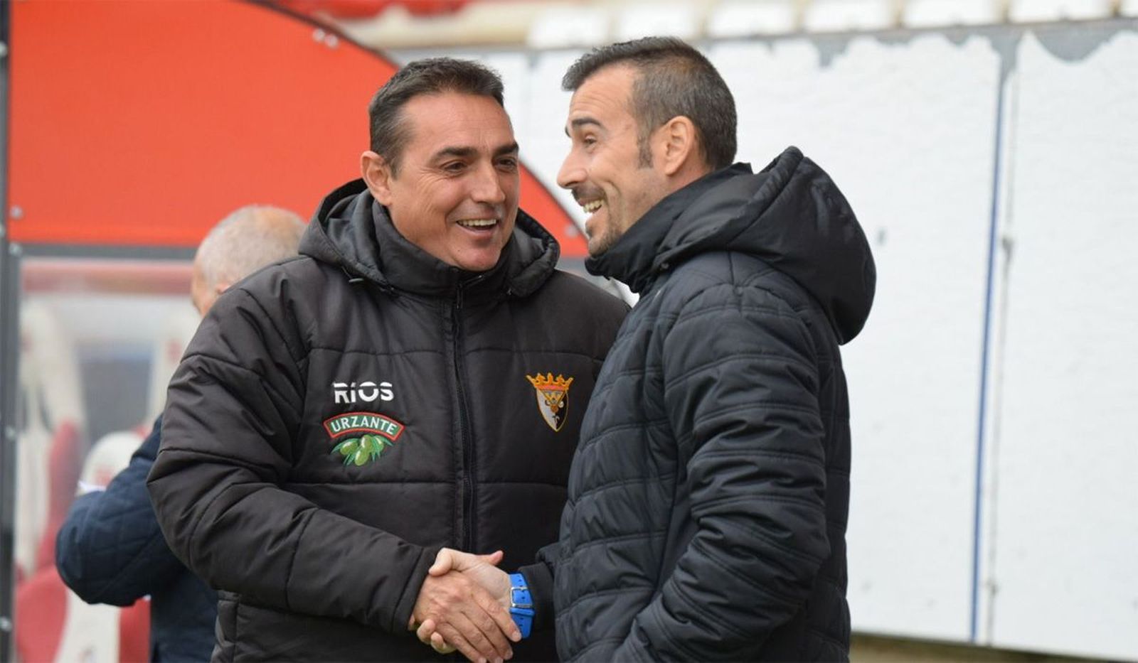 Los entrenadores del Zamora y Tudelano se saludan al inicio