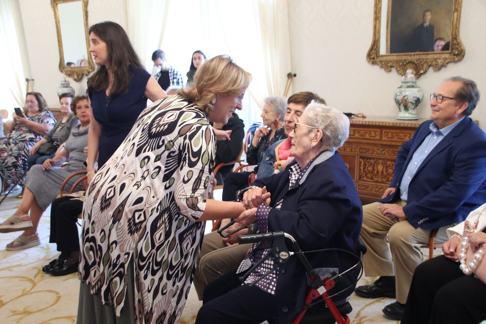 El alcalde de Salamanca, Carlos García Carbayo, preside el homenaje a personas centenarias de la ciudad