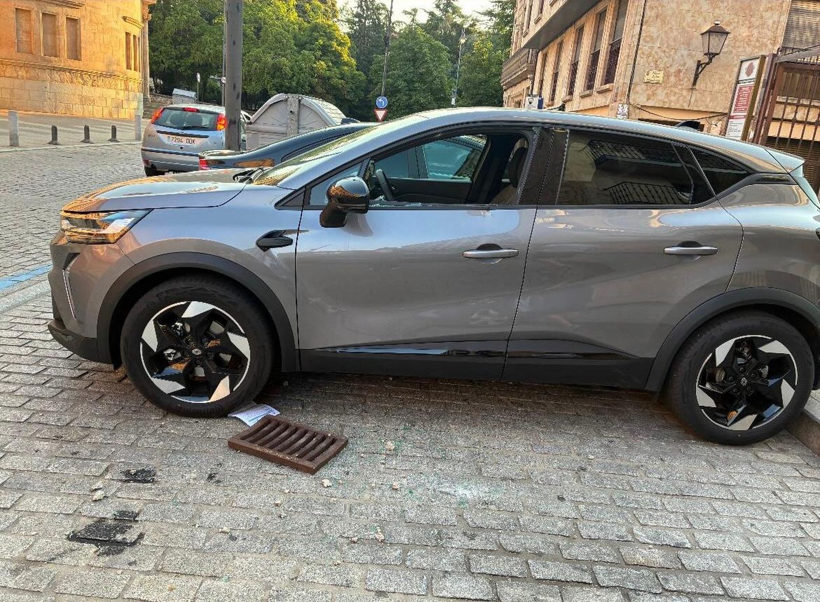 Vehículo con la ventanilla rota en la calle Fonseca