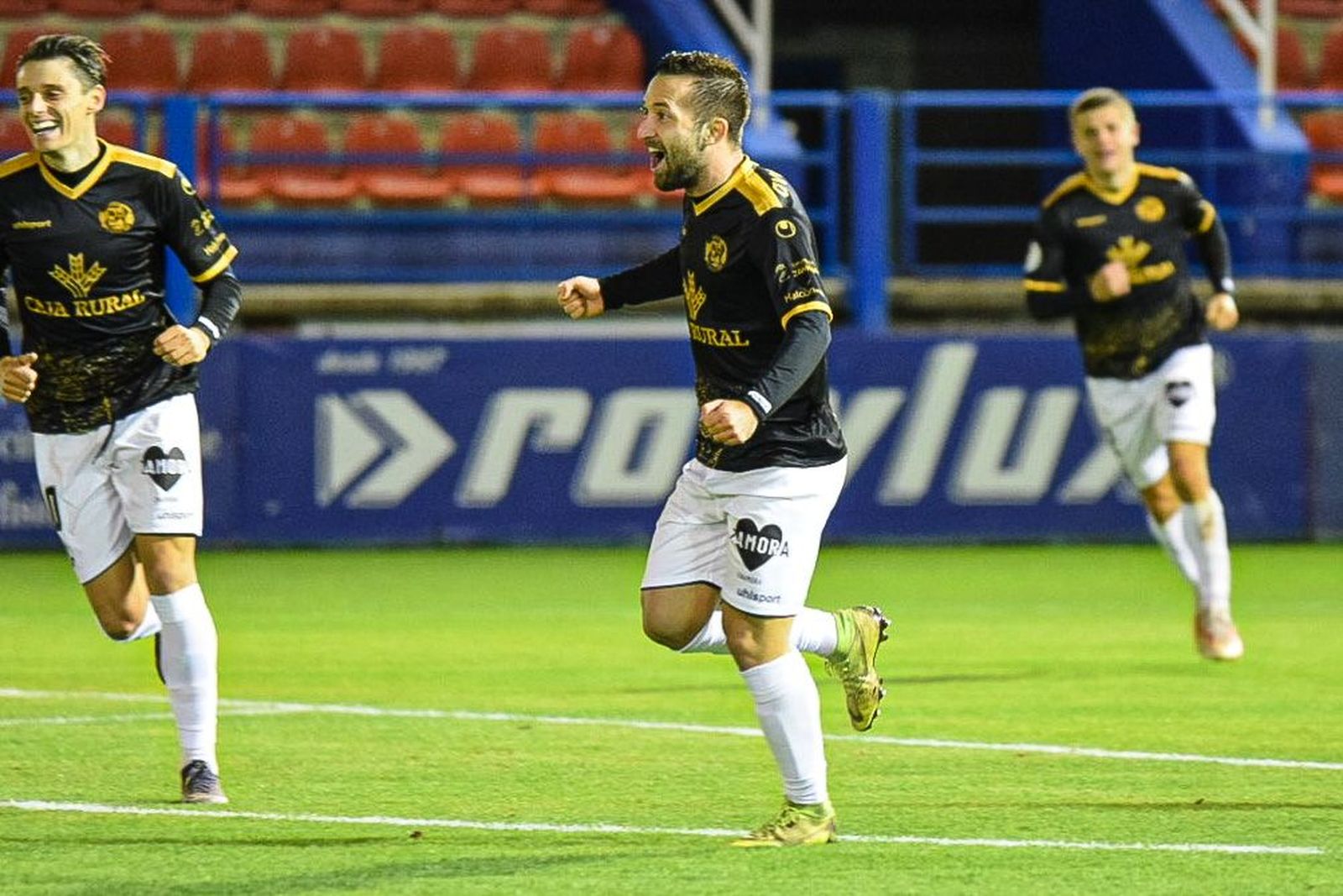 Parra celebra su gol en Almendralejo