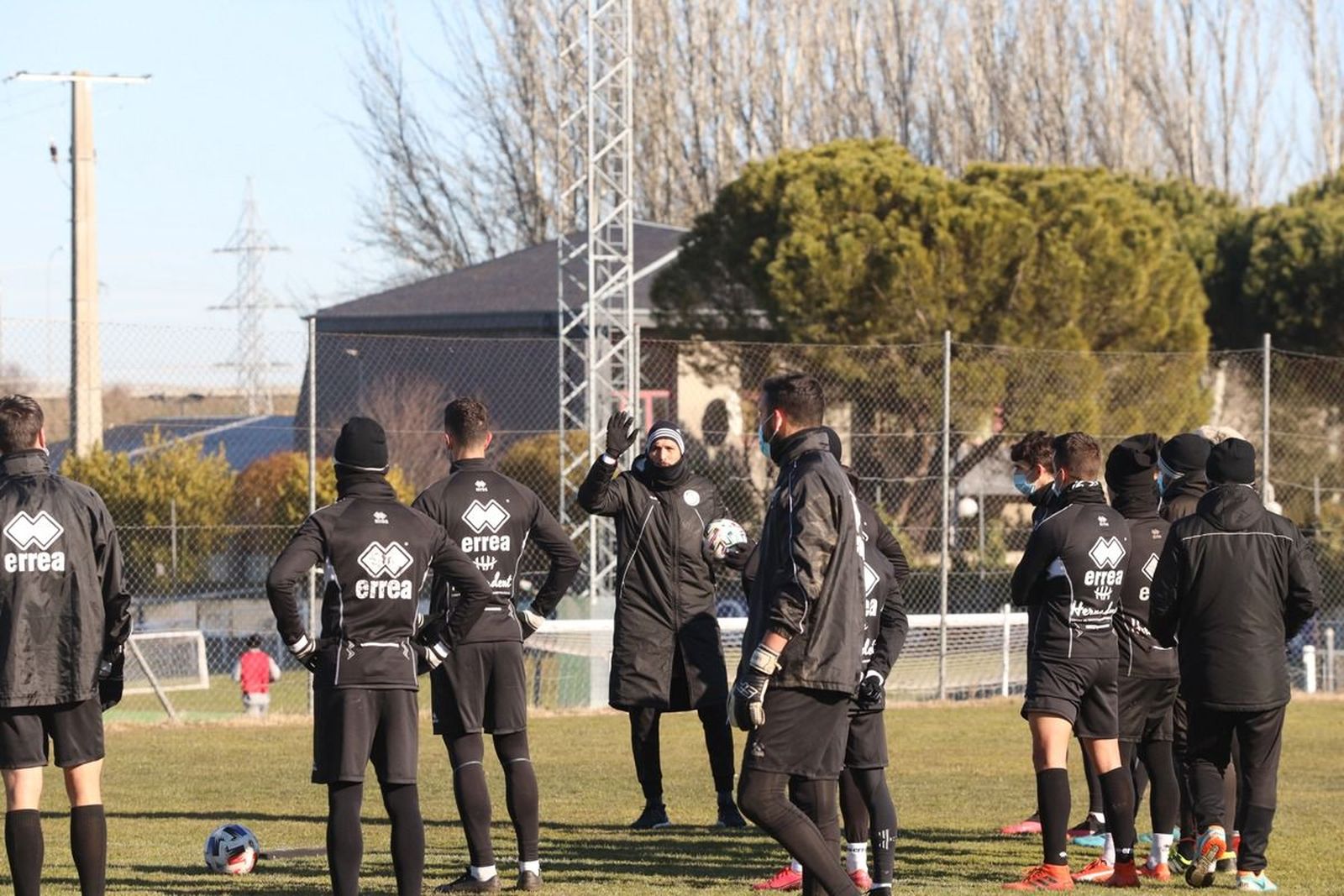 Hernán Pérez da instrucciones en el entrenamiento del jueves.