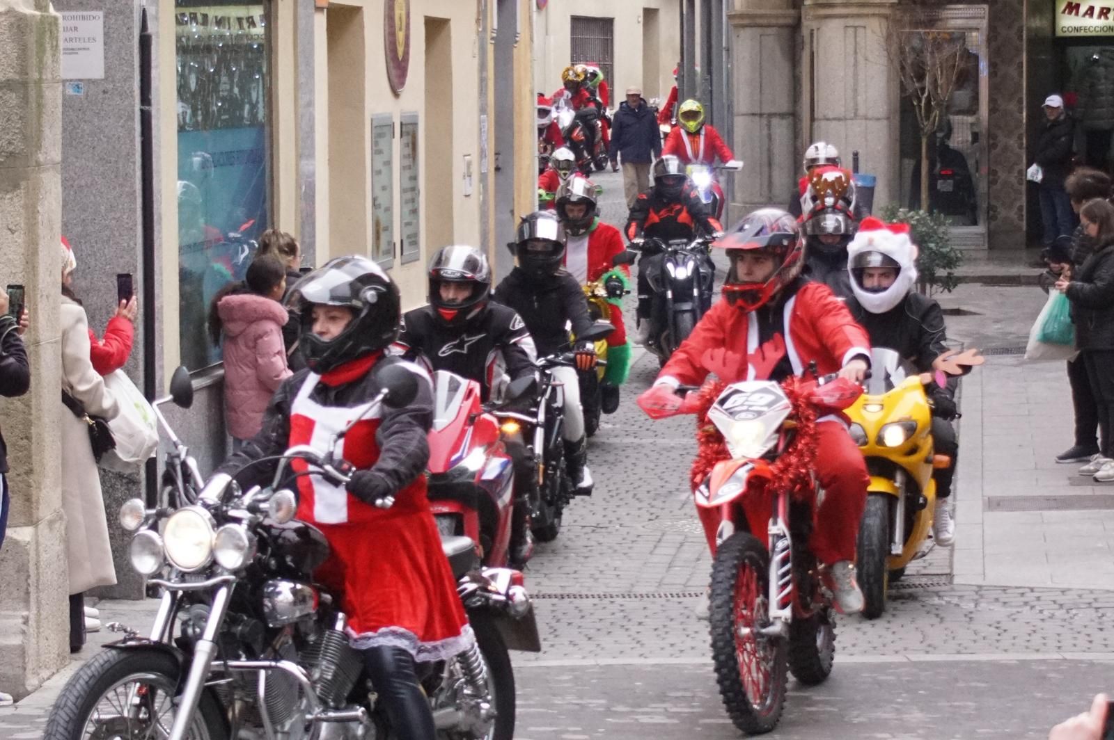 Alba de Tormes se despierta con el ruido de la 'Papanoelada motera' presidida por Papá Noel