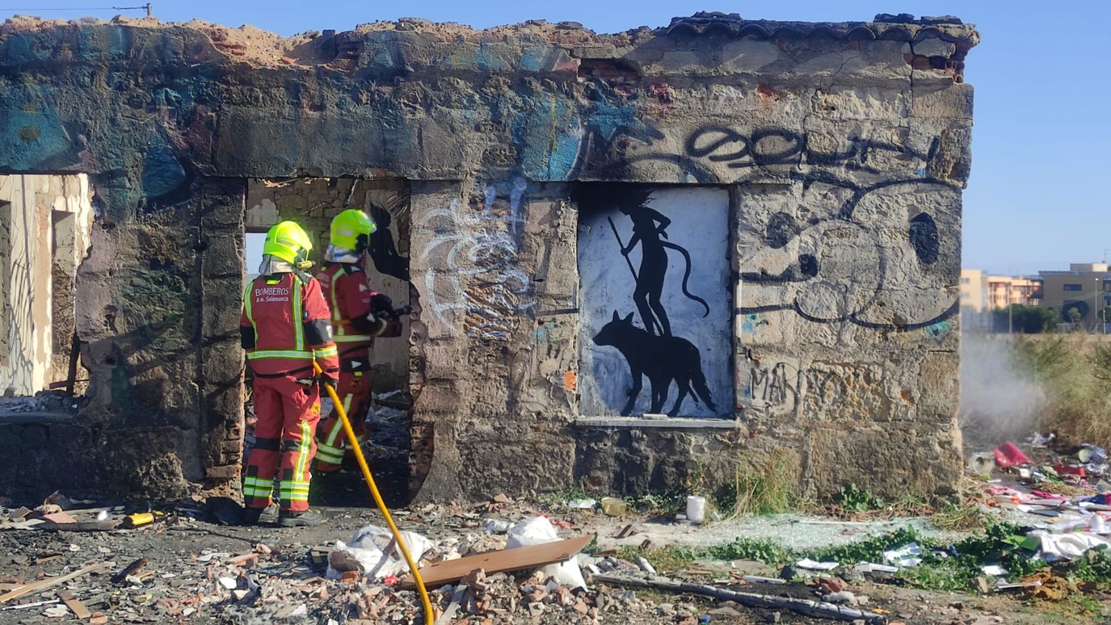 bomberos-en-un-incendio-de-basuras-en-puente-ladrillo-20