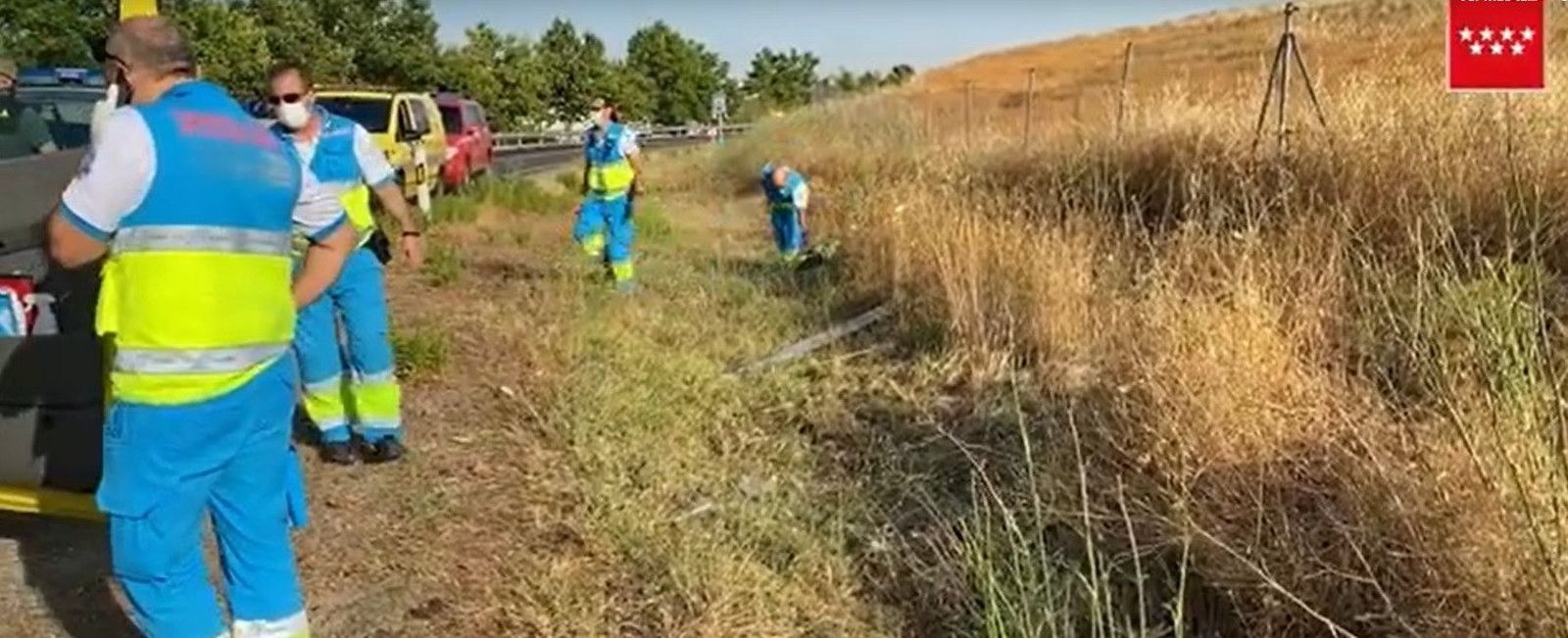 Efectivos del SUMMA 112 en la cuneta donde han sido localizadas una mujer fallecida y una joven herida grave. Efectivos del SUMMA 112 en la cuneta donde han sido localizadas una mujer fallecida y una joven herida grave.