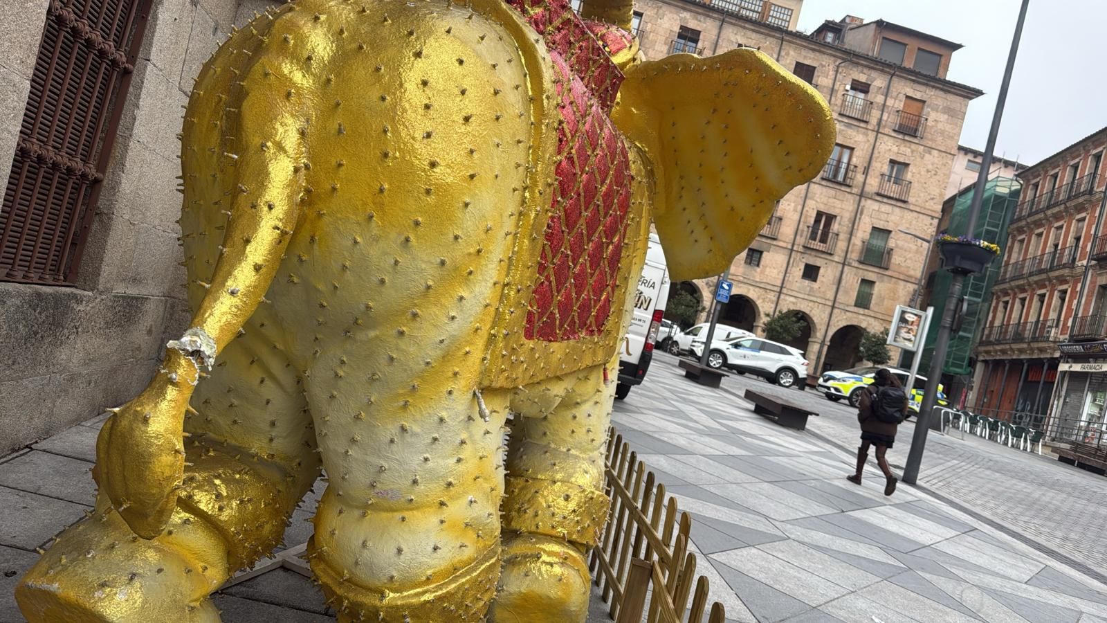 Elefante vandalizado en la plaza del Mercado