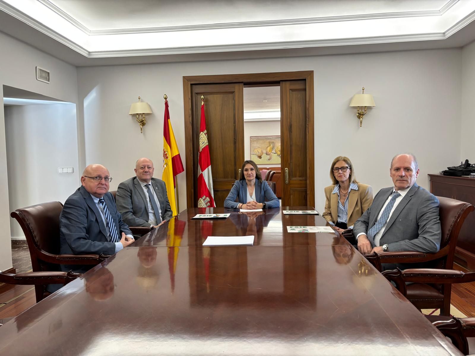 La consejera de Educación, Rocío Lucas, Navas recibe al Secretario General de FSIE CyL, al resto del Comité Ejecutivo y al Presidente de Honor de la organización. La consejera de Educación, Rocío Lucas, Navas recibe al Secretario General de FSIE CyL, al resto del Comité Ejecutivo y al Presidente de Honor de la organización.