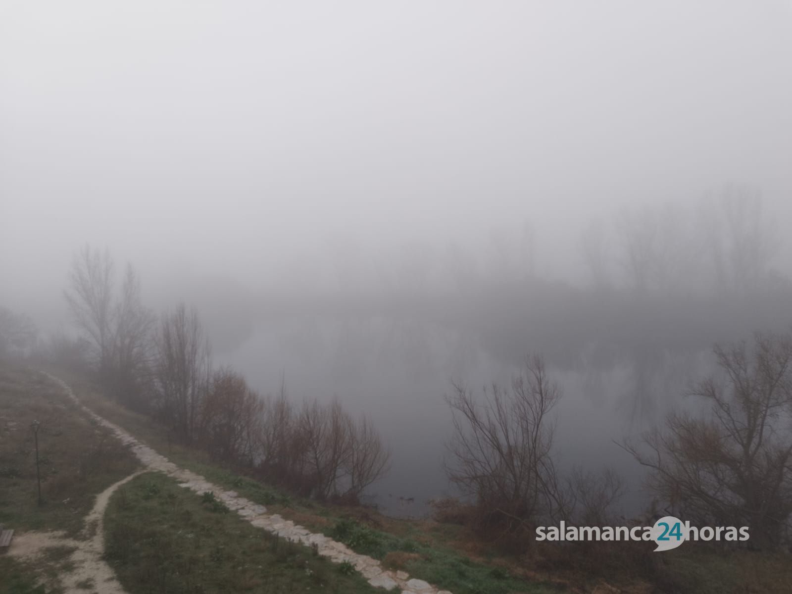 Niebla en el río Tormes en la mañana de este lunes, 17 de febrero. S24H. Niebla en el río Tormes en la mañana de este lunes, 17 de febrero. S24H.