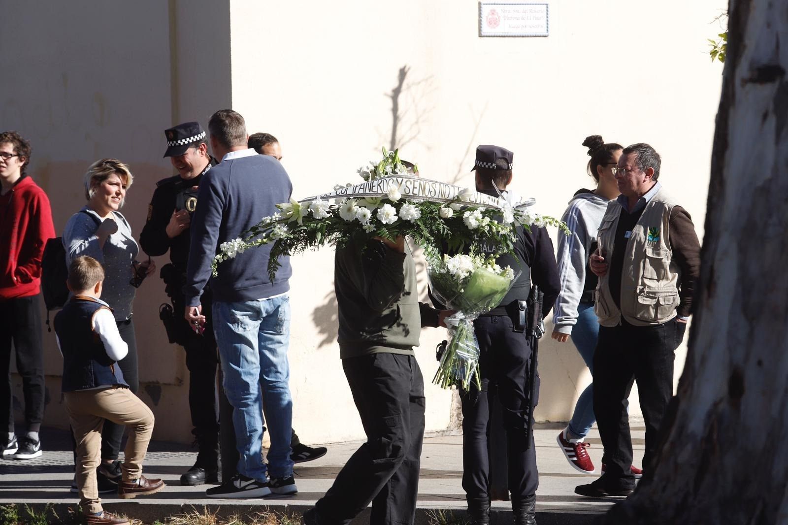 Familiares, amigos y vecinos arropan a los padres de Julen en el tanatorio Familiares, amigos y vecinos arropan a los padres de Julen en el tanatorio
