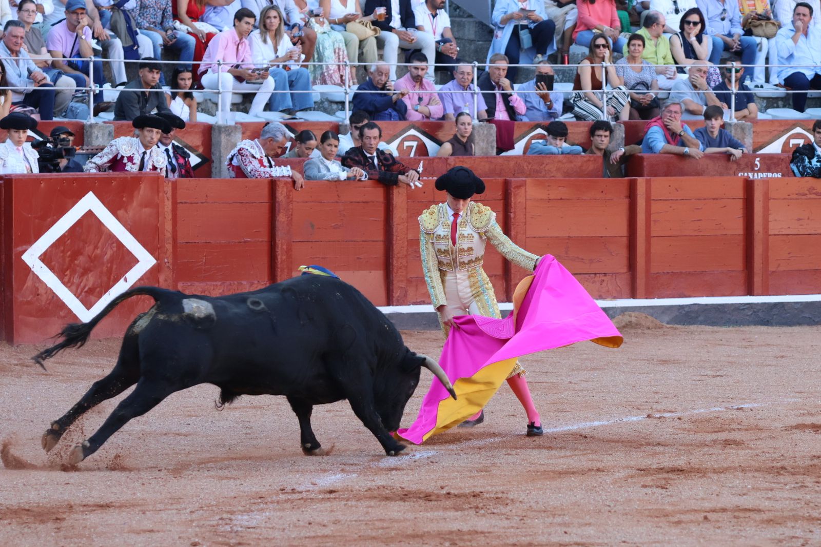 La Glorieta revive el aroma de la feria taurina con el primer festejo: Lea Vicens, Raquel Martín y Olga Casado
