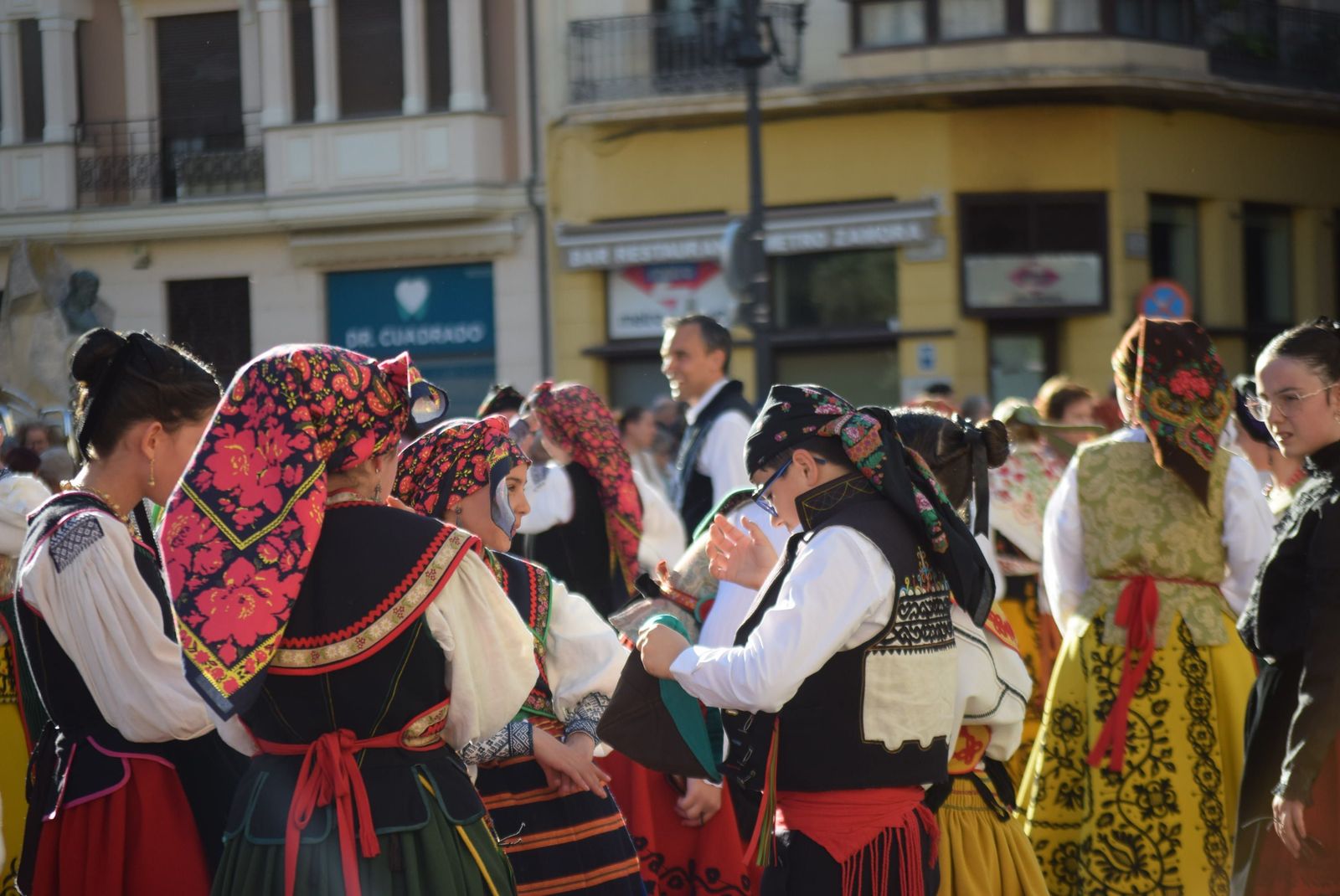 dona-urraca-celebra-en-la-plaza-mayor-el-dia-de-la-danza-24