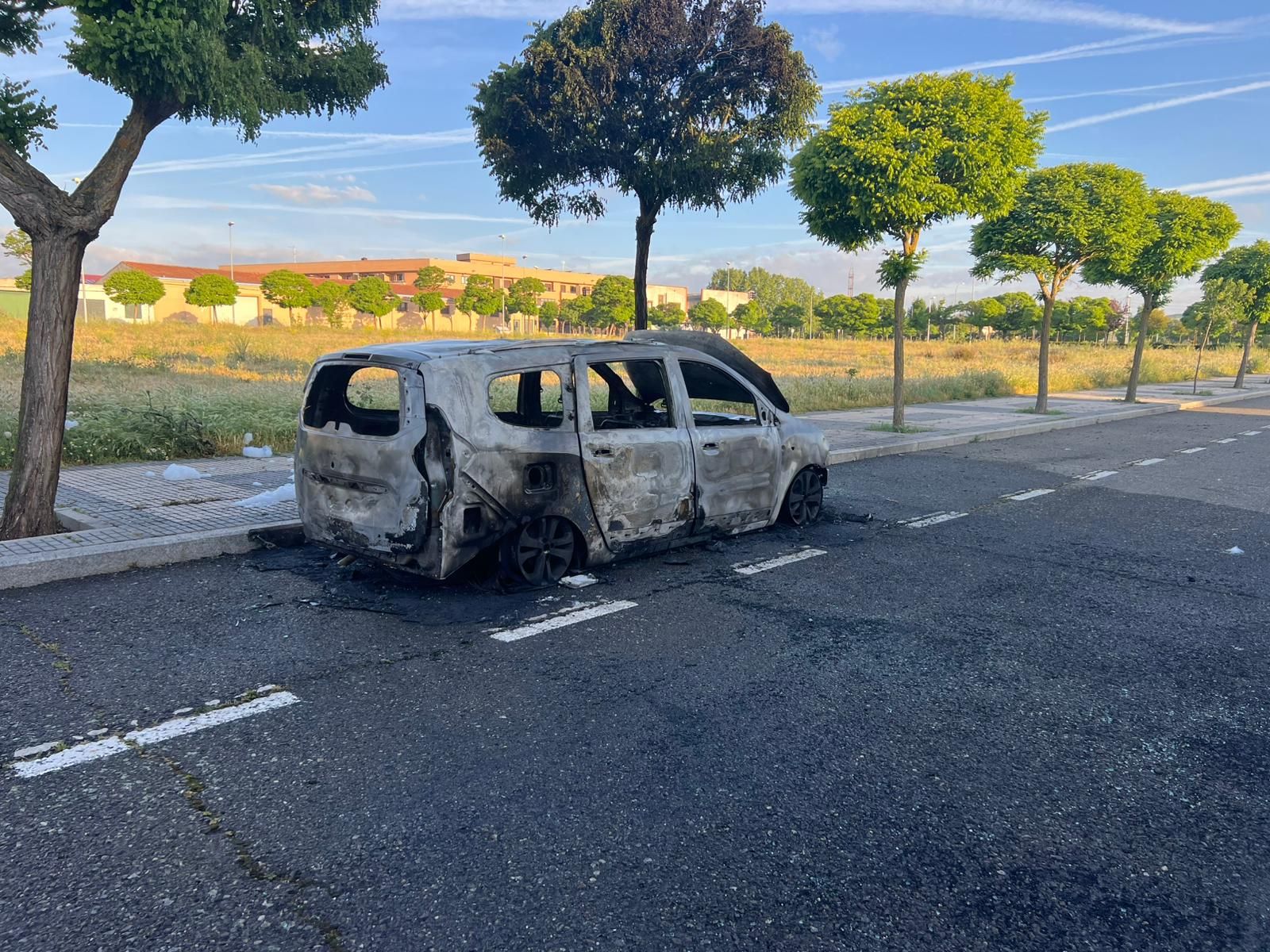 Un coche arde de madrugada en Puente Ladrillo y queda totalmente calcinado