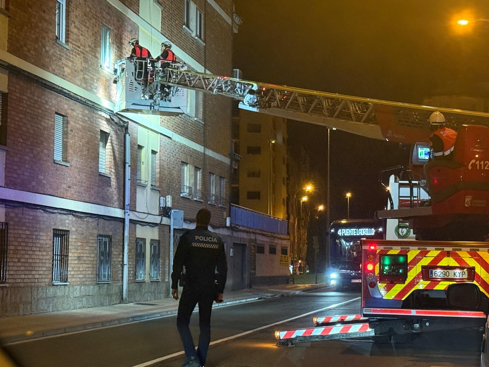 Despliegue de Bomberos y Policía en la calle San Sebastián