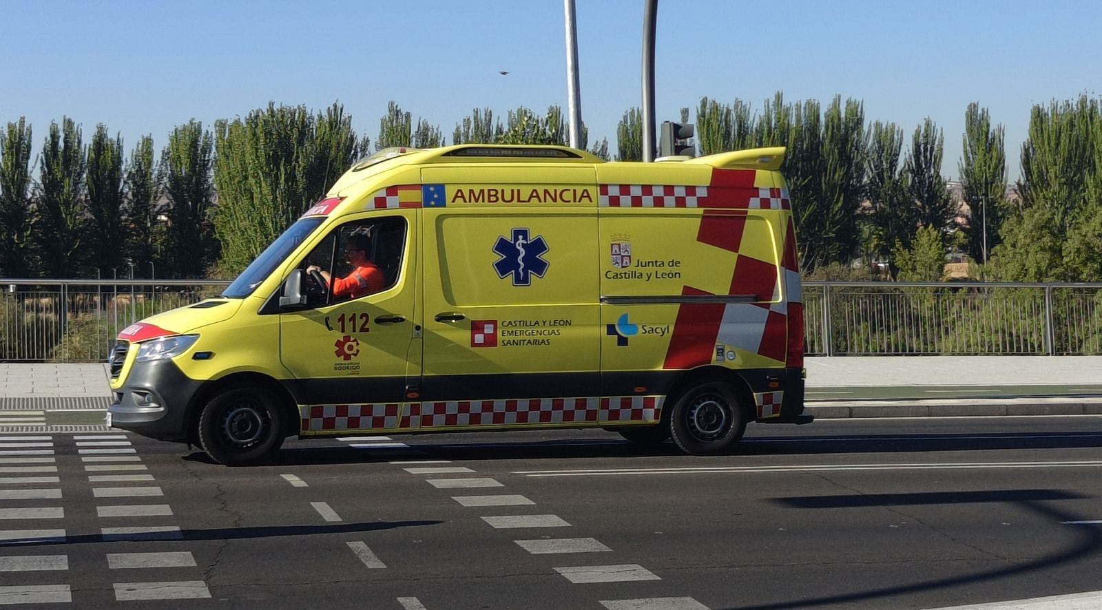Ambulancia y ambulancias en el hospital de Salamanca. CAUSA. S24H.