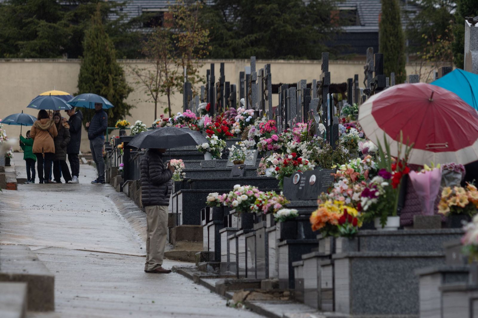 Lluviosa mañana de todos los santos en el Cementerio San Carlos Borromeo de Salamanca