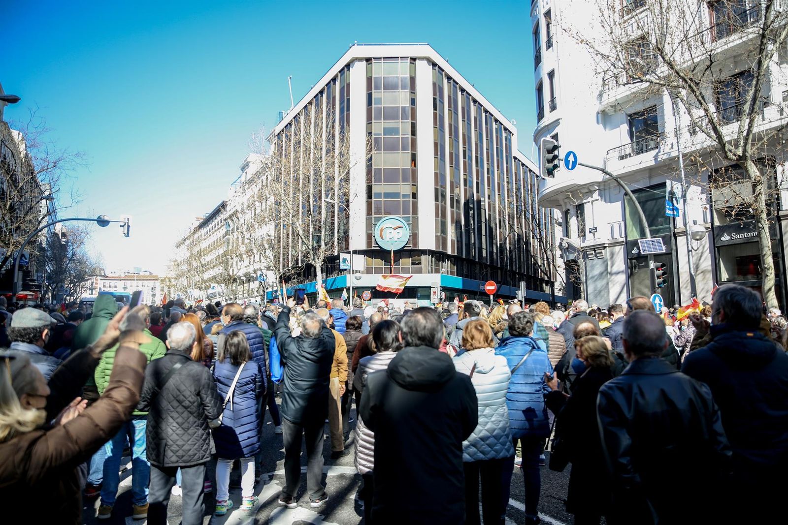 Varias personas se manifiestan para apoyar a Díaz Ayuso