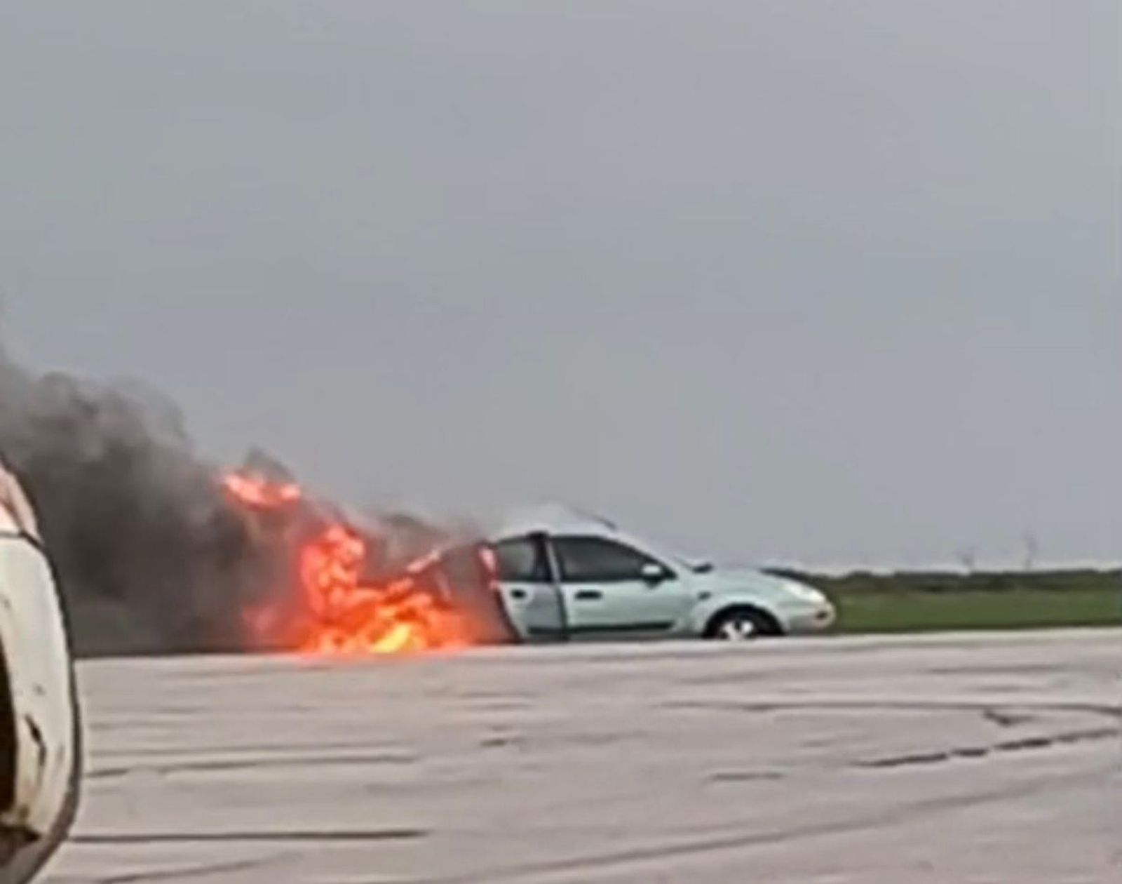 Coche ardiendo en las inmediaciones de la gasolinera de Robliza de Cojos